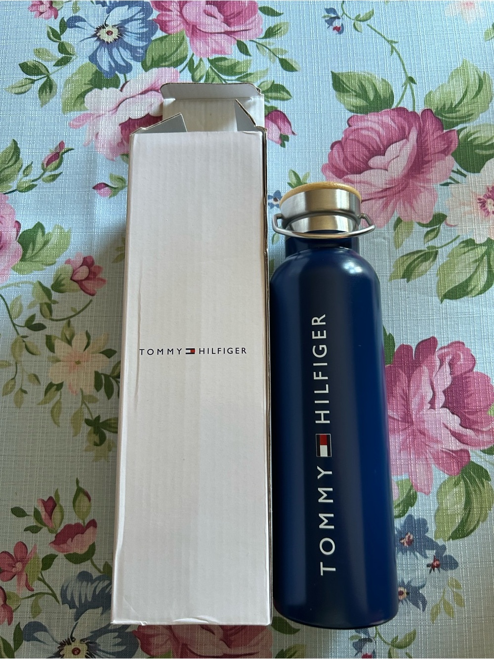 Tommy Hilfiger 20oz thermos new in box